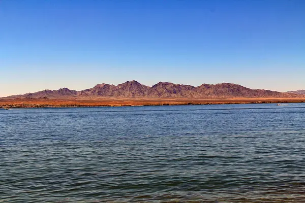 Havasu Gölü 'ndeki Havasu Gölü' nün karşısındaki Kaliforniya dağlarının görüntüsü Havasu City, Arizona, ABD 'deki Havasu Eyalet Parkı' nda..
