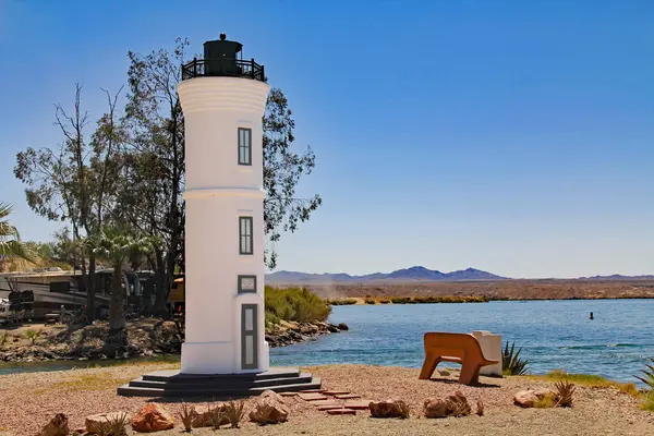 Robert H. Manning deniz fenerinin kopyası Havasu Gölü, Arizona, ABD Göl Havasu üzerinde mavi gökyüzü fotokopi alanı ve Kaliforniya dağları ile.