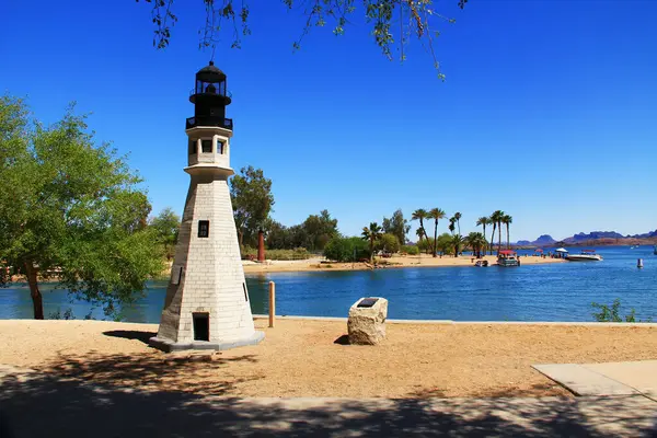 Havasu Gölü, Arizona, ABD 'deki Bridgewater Kanalı' ndaki Buffalo Main ve Currituck Beach deniz fenerlerinin kopyası. Havasu Gölü üzerinde mavi gökyüzü alanı ve Kaliforniya dağları..