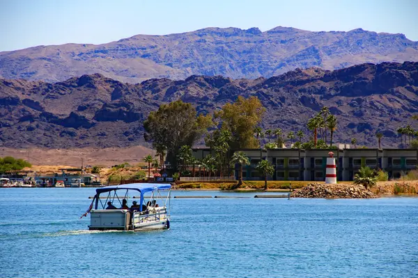 Havasu Gölü deniz feneri Bridgewater Kanalı üzerinde Havasu City, Arizona, ABD gölü üzerinde mavi gökyüzü alanı ve Kaliforniya dağları ile Havasu Gölü üzerinde.
