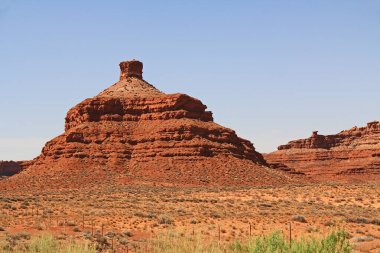 Utah 'ta kırmızı kaya baca oluşumu, ABD San Juan County' de, anıt vadisi, Navajo ulusu rezervasyonu üzerinde mavi gökyüzü alanı ile.