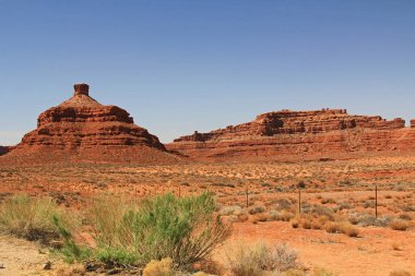 Utah 'ta kırmızı kaya baca oluşumu, ABD San Juan County' de, anıt vadisi, Navajo ulusu rezervasyonu üzerinde mavi gökyüzü alanı ile.