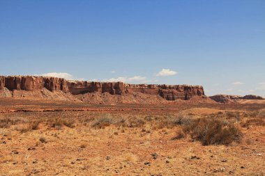 Utah, ABD 'de kırmızı kaya terası oluşumu San Juan County, Monument Valley' de, Navajo Nation Reservation 'da mavi gökyüzü alanı ile.