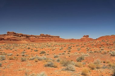 Utah, ABD 'de kırmızı kaya terası oluşumu San Juan County, Monument Valley' de, Navajo Nation Reservation 'da mavi gökyüzü alanı ile.