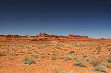 Utah, ABD 'de kırmızı kaya terası oluşumu San Juan County, Monument Valley' de, Navajo Nation Reservation 'da mavi gökyüzü alanı ile.