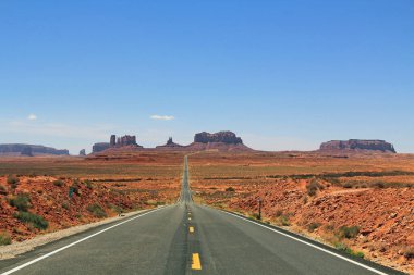 Utah, ABD 'deki Forrest Gump Scenic Yolu, San Juan County, Monument Valley, Navajo Nation Reservation üzerinde mavi gökyüzü alanı..  