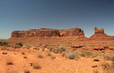 Utah 'ta kızıl kaya oluşumu, ABD San Juan County' de, anıt vadisi, Navajo ulusu rezervasyonunda mavi gökyüzü kopya alanı ile..  