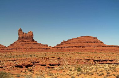 Utah 'ta kızıl kaya oluşumu, ABD San Juan County' de, anıt vadisi, Navajo ulusu rezervasyonunda mavi gökyüzü kopya alanı ile..  