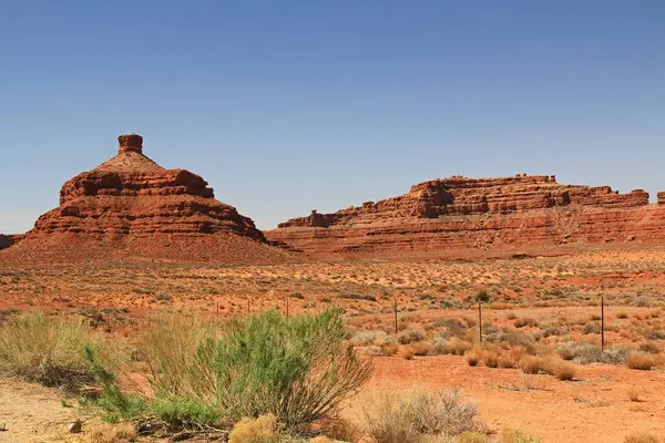 Utah 'ta kırmızı kaya baca oluşumu, ABD San Juan County' de, anıt vadisi, Navajo ulusu rezervasyonu üzerinde mavi gökyüzü alanı ile.