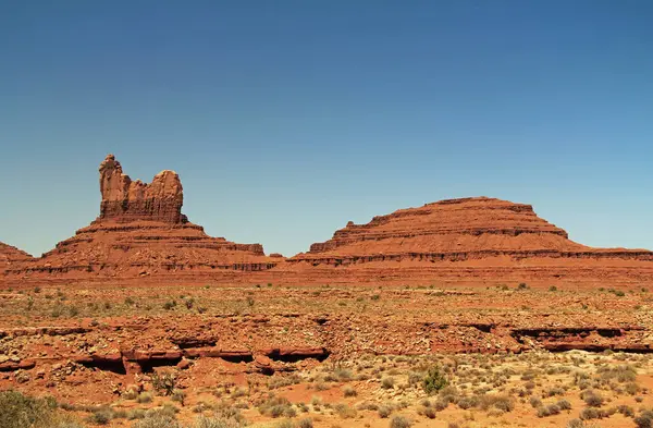 Utah 'ta kızıl kaya oluşumu, ABD San Juan County' de, anıt vadisi, Navajo ulusu rezervasyonunda mavi gökyüzü kopya alanı ile..  