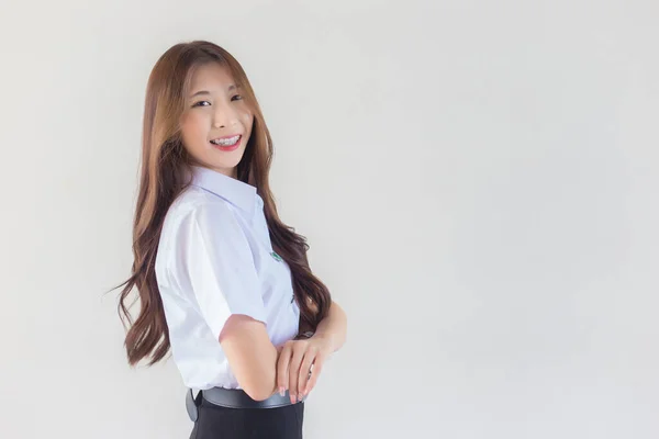 大学生の制服姿で大人のタイ人学生の肖像 アジアのかわいいです女の子立って彼女の腕間に自信を持って上の白い背景 — ストック写真
