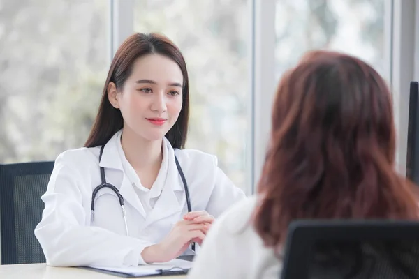 Asiatique Femme Âgée Patient Est Vérifié Santé Par Médecin Professionnel — Photo