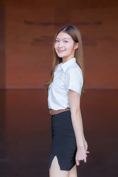 Portret Dorosłego Tajlandzkiego Studenta Uniformie Studenckiej Azji Piękne Dziewczyna Stoi — Zdjęcie stockowe