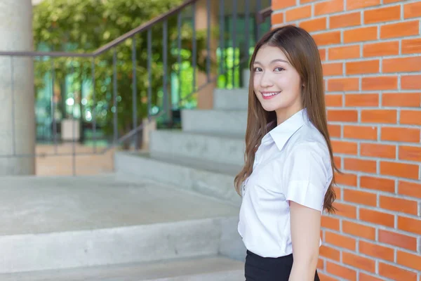 Asyalı Güzel Genç Kız Öğrenci Gülümsüyor Kendinden Emin Üniversite Arka — Stok fotoğraf