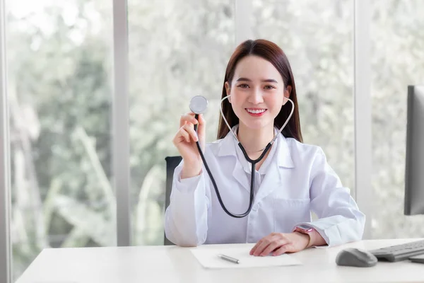 Professionelle Asiatische Ärztin Trägt Arztkittel Und Stethoskop Büroraum Während Sie — Stockfoto