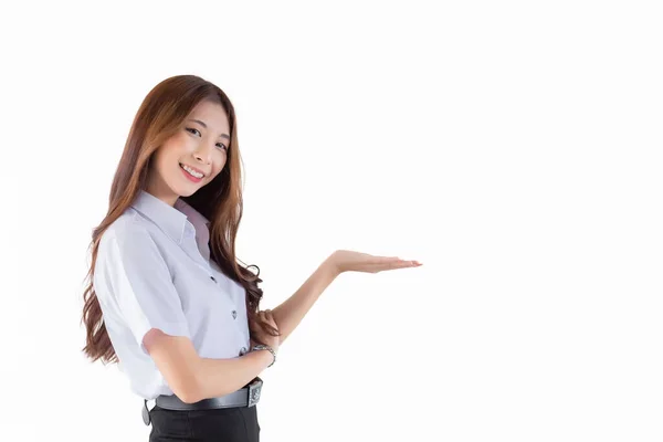 大学生の制服姿で大人のタイ人学生の肖像 若いアジアの美しい女の子は自信を持って白い背景に何かを提示するために立って — ストック写真