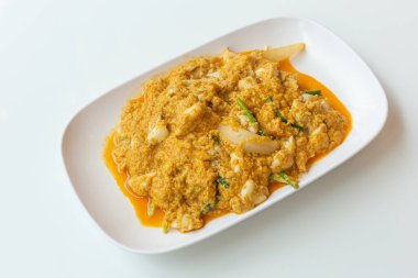 Köri soslu kızarmış yengeç eti ve lezzetli deniz ürünleri..