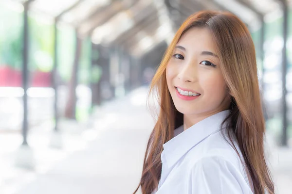 Retrato Joven Estudiante Tailandés Uniforme Estudiante Universitario Asiática Linda Chica —  Fotos de Stock