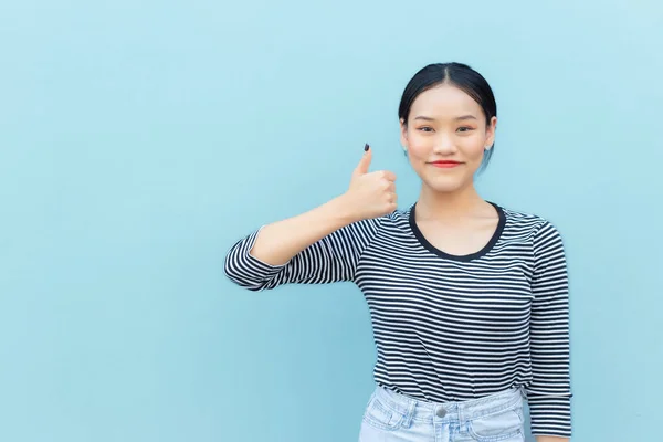 Sevimli Asyalı Arkadaş Canlısı Görünen Taylandlı Kız Öğrencinin Portresi Mutlu — Stok fotoğraf