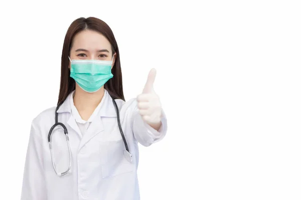 医療コートやフェイスマスクを身に着けているアジアの専門家女性医師は 病院での健康保護の概念に良い兆候としてThumpを示しています — ストック写真