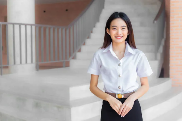 Hermosa Asiática Joven Estudiante Tailandés Estudiante Uniforme Pie Bajo Edificio —  Fotos de Stock