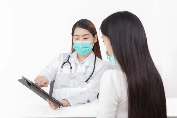 Professionale Medico Donna Asiatica Sta Parlando Con Una Paziente Sesso — Foto Stock