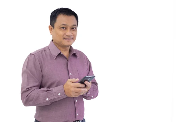 Bisnis Asia Pria Dewasa Memegang Ponsel Smartphone Tangannya Dan Melihat — Stok Foto