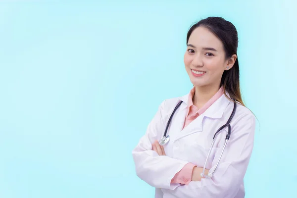 벌리고 아리따운 아시아 의사는 배경에 고립된 청진기를 행복하게 웃으며 병원에 — 스톡 사진