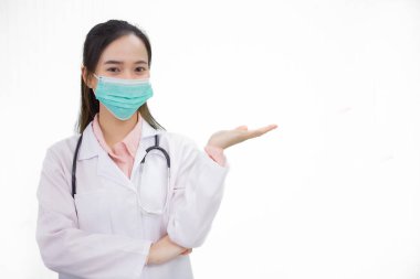 Profesyonel Asyalı kadın doktor Coronavirus veya Covid 19 veya sağlık hizmetleri konseptinde patojen ve tozu korumak için tıbbi yüz maskesi takar ve beyaz arka planda ortaya çıkar..