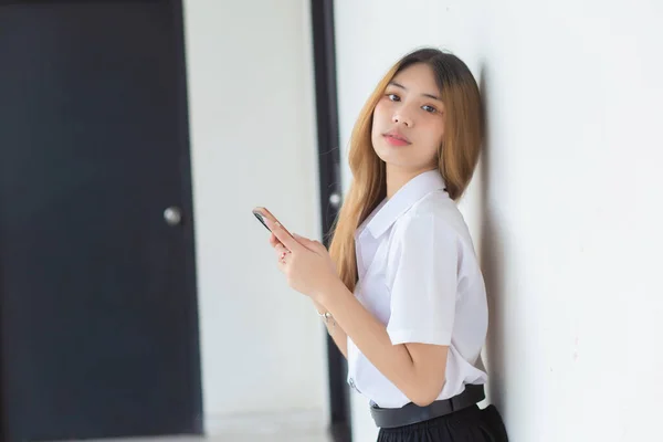 Портрет Симпатичной Азиатской Тайской Студентки Униформе Счастливо Улыбается Использовании Смартфона — стоковое фото