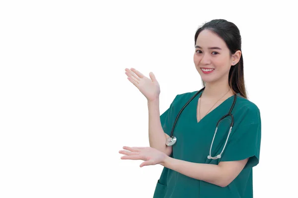 Profesjonalna Azjatka Lekarz Zielonym Mundurze Stoi Uśmiecha Się Jednocześnie Wskazując — Zdjęcie stockowe