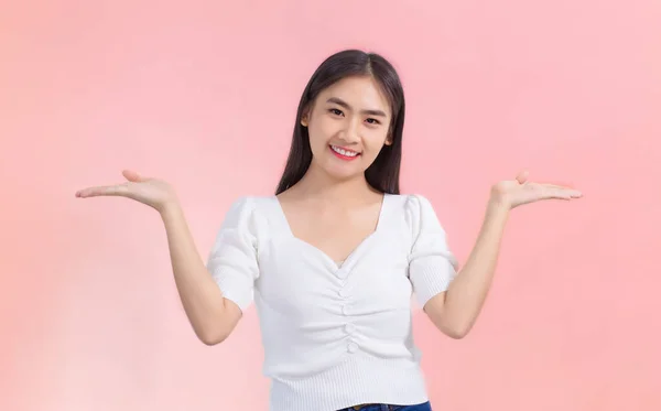 Aziatisch Meisje Zwart Lang Haar Draagt Wit Shirt Toont Punt — Stockfoto