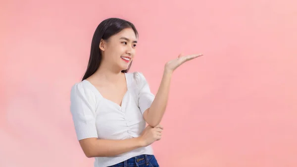 Schattig Aziatisch Meisje Zwart Lang Haar Draagt Wit Shirt Toont — Stockfoto