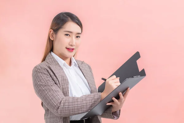 Professionelle Asiatische Geschäftsfrauen Schreiben Dokumente Auf Dem Klemmbrett Der Hand — Stockfoto
