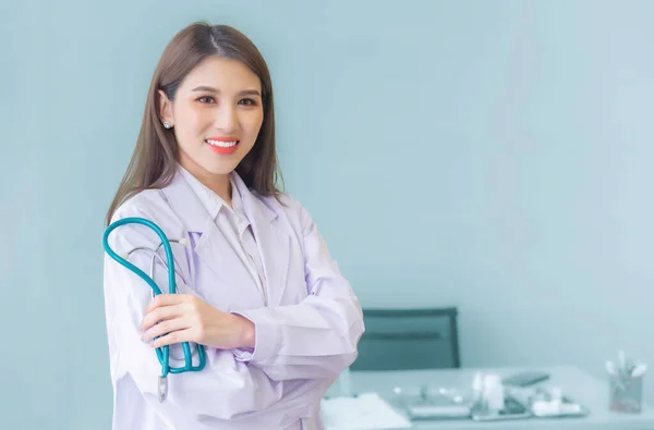Profissional Jovem Asiático Mulher Médico Vestindo Roupão Branco Estetoscópio Com — Fotografia de Stock