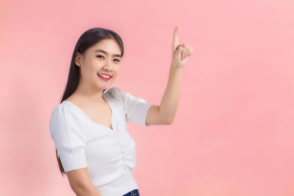 Schattig Aziatisch Meisje Met Zwart Lang Haar Draagt Wit Shirt — Stockfoto