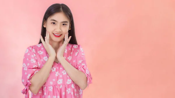 Joven Chica Bonita Asiática Vestido Rosa Pelo Largo Negro Sus —  Fotos de Stock
