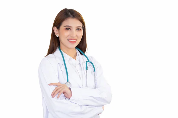 专业的年轻亚洲女医生 手挽手 高高兴兴地站在一起 带着自信的笑容 被白色的背景所隔离 穿著白袍及听诊器护理概念 — 图库照片