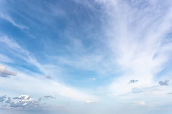 Голубое Небо Облака Струящиеся Ветра — стоковое фото