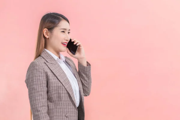 Erwachsene Asiatische Geschäftsfrau Formellen Anzug Mit Weißem Hemd Ruft Smartphone — Stockfoto