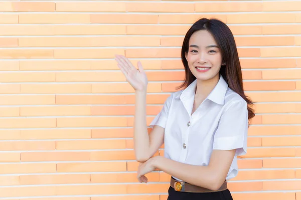 Ritratto Giovane Studente Thailandese Uniforme Universitaria Asiatico Bella Ragazza Piedi — Foto Stock