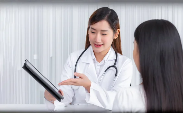Eine Erwachsene Asiatische Ärztin Spricht Untersuchungsraum Des Krankenhauses Mit Einer — Stockfoto
