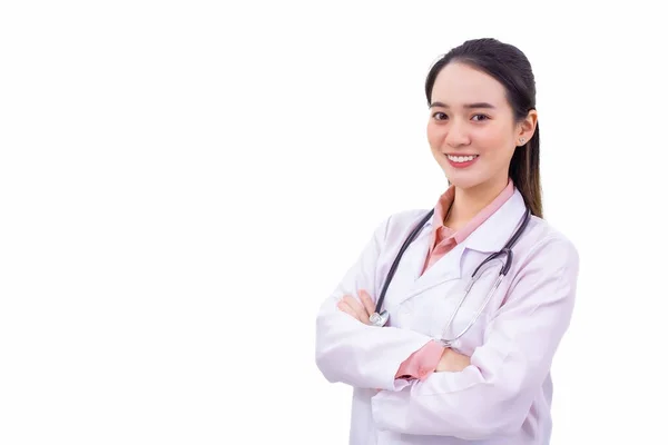 专业的年轻亚洲女医生身穿医疗外套 自信地站在那里笑着 并展示她的手在健康保护的概念中与白人背景隔离的一些东西 — 图库照片