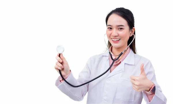 専門の若いアジアの女性医師は 健康保護の概念に白い背景に隔離された何かを提示するために手を示している間 医療用コートを身に着けています — ストック写真
