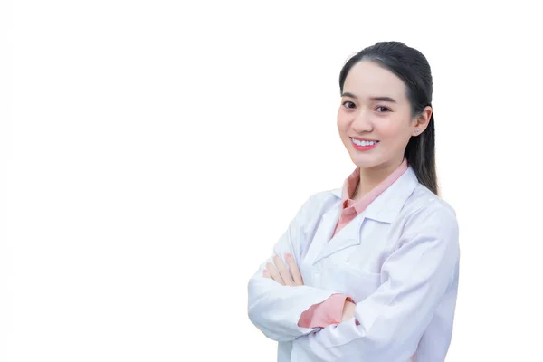 亚洲女医生 她有一头黑色的长发 身穿白色的化验室服 手臂交叉在医院的病房里 在桃色背景下孤立出一个新的正常概念 — 图库照片