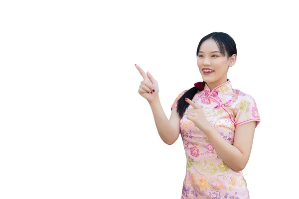 Çin Yeni Yıl Temalı Pembe Cheongsam Elbisesi Giyen Genç Asyalı — Stok fotoğraf