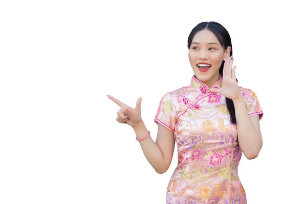 Çin Yılbaşı Temalı Pembe Cheongsam Elbisesi Giyen Uzun Saçlı Güzel — Stok fotoğraf