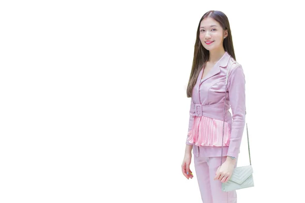年轻美丽的亚洲职业女性 身穿粉色衬衫 在白色背景下孤零零地笑着 — 图库照片