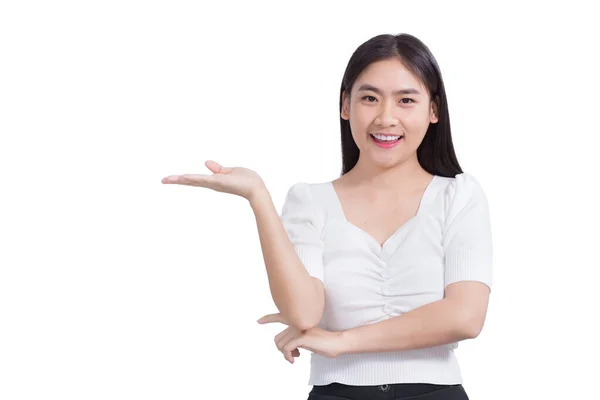 Portret Jong Aziatisch Vrouw Glimlachen Toont Haar Handen Naar Presenteren — Stockfoto
