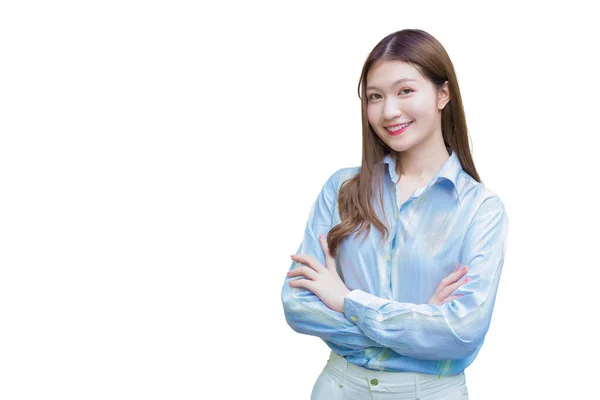 長い髪をしているプロのアジア人働く女性は青いシャツを着ている一方 彼女は白い背景に交差し 喜んで笑顔 — ストック写真